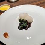 アコルドゥ - 「小さな蛸と若い玉葱」蛸、海苔を表すイカ墨、マヨネーズのソースはタコ焼きからのインスパイア