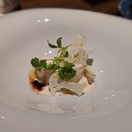 アコルドゥ - 「モムシのポコエチャ　白と黒の身のコントラスト」モムシは和歌山産のコブダイのこと