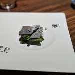 アコルドゥ - タイトルを撮り忘れたけど、地面の隙間から芽吹く新芽をイメージしたデザート