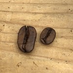Yeti Fazenda COFFEE - 左が使われた豆。大きな豆です。