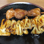 三徳 - もつ焼き「おまかせミックス5本 ¥600(税別)」のうち2本。しろ、レバー