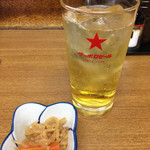 三徳 - 下町ハイボール¥350と、お通し¥200。(いずれも税別)