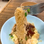 บะหมี่คนแซ่ลี - エッグヌードル+海老と豚のワンタン+ローストダック55バーツ(≒約193円)