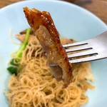 บะหมี่คนแซ่ลี - エッグヌードル+海老と豚のワンタン+ローストダック55バーツ(≒約193円)
