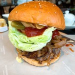 The Bakery - ①クラシック和牛ビーフバーガー550バーツ(≒約1925円)