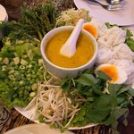 Vientiane Kitchen - ①蟹のカレーココナッツミルクのサラダスープとライスヌードルと野菜350バーツ(≒約1225円)