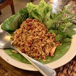 Vientiane Kitchen - ②カリカリの炒めご飯と保存加工した豚肉と野菜をハーブの葉包み250バーツ(≒約875円)