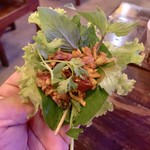 Vientiane Kitchen - ②カリカリの炒めご飯と保存加工した豚肉と野菜をハーブの葉包み250バーツ(≒約875円)