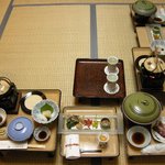 Takayu Onsen Higeno Ie - （夕食）部屋食の御膳はこのように用意されます