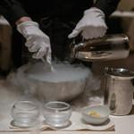 レストラン オオツ - 2019.4 液体窒素を使ってパイナップルのシャーベットを作成中