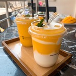 Make Me Mango - ③マンゴースムージー115バーツ(≒約403円)④マンゴースムージーwithヨーグルト130バーツ(≒約455円)