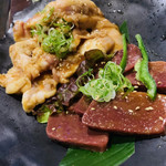 三楽 - ホルモン10切れ  レバー5切れ