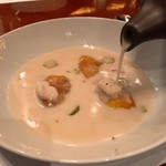Celadon - ④伝統的な蓮の茎、赤貝入りココナッツスープとオニオンペースト貝殻