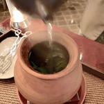 Celadon - ⑤バナナの葉で蒸したギンダラ、北部スタイルの蟹のペースト、新鮮なハーブ