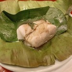 Celadon - ⑤バナナの葉で蒸したギンダラ、北部スタイルの蟹のペースト、新鮮なハーブ