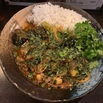 カレーノトリコ - インド風牛すじ＋野菜、パクチー 