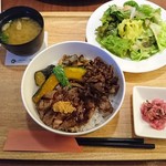 Roiyaru Hosuto - 黒毛和牛のしぐれ煮とアンガスサーロインステーキ丼（1780円＋税）