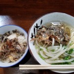 讃岐うどん河野 - いりこメシには一味唐辛子も。