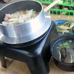 勇栄丸 - 釜飯には味噌汁