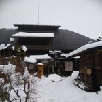 Goro Bei Yakata - 雪の中のお店