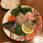 活魚料理 広海 - 活かわはぎ薄造り(お皿の柄はご愛嬌)