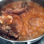 SPERANZA NUOVA S.A.COOP.  - ソフリットから作ったトマトソースで煮込む