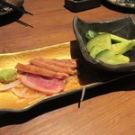 Zenseki Koshitsu Izakaya Ayadori - 鶏料理の最初はスモークチキンからスタートです。
                      