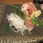 Zenseki Koshitsu Izakaya Ayadori - 料理は刺身の盛り合わせからスタートです。
                      