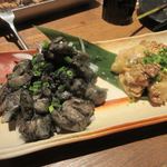 h Zenseki Koshitsu Izakaya Ayadori - 鶏肉の炭火焼＆塩麹焼き、私は炭火焼の食感の方がタイプでした。
      