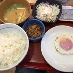 なか卯 - 目玉焼き牛小鉢朝定食