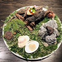 L'EAU - 水葉石　水　ハマグリ　アオサ海苔　イクラ　柚子　葉　食用花　ハーブ　ジャガイモ　石　牛タン　ポルトのジュレ　カカオバター