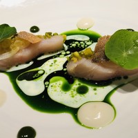 L'EAU - 長野県産イワナの低温長時間火入れ　ピスタチオ　イワナの卵　バタークリーム　新玉葱とパセリのソース