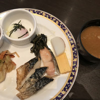 リュクス ダイニング ハプナ - 朝食ビュッフェ２８００円。和食。右側にあるのがカレーうどん。お蕎麦屋さん仕立てで、とても美味しかったです（╹◡╹）