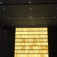 リュクス ダイニング ハプナ - 壁。内装の雰囲気はいいのですが、とにかく人が多くて。。。