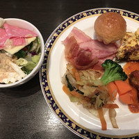 リュクス ダイニング ハプナ - 朝食ビュッフェ２８００円。洋食。野菜炒めが、私の好みにピッタリで、とても美味しくいただきました（╹◡╹）
                    ベーコンが２種類用意されているのは珍しいですが、味は。。。