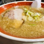 完熟らーめん 本丸 - 背脂系でヤミツキ感あり！