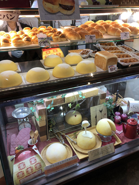 四月のエクレア 桃 はまるごと 桃 だった By シチー ガトー プーリア Gateau Puglia 万博記念公園 ケーキ 食べログ