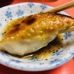 焼餃子 いろは - 秘伝のタレにつける！