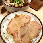 拉麺大公 - 手前がライスon吊るし焼きチャーシュー、奥が肉メシ (2019.4.21)