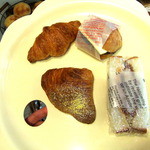 ゴジュウニチョウメベーカリー - (左上から)ｸﾛﾜｯｻﾝ､丹波産黒豆あんﾊﾞﾀｰｻﾝﾄﾞ､かぼちゃｼﾅﾓﾝのｸﾘｰﾑﾁｰｽﾞﾊﾟｲ