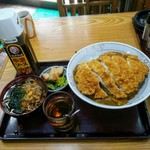 Taishouan - カツカレー丼
                      カツは大きくて分厚く柔か
                      ボリューム満点