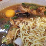 屋台ラーメン - アップ (麺も多い…たぶん2玉)