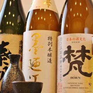 配合季节和料理的珠玉一碗。品尝着严选的日本酒休息片刻。