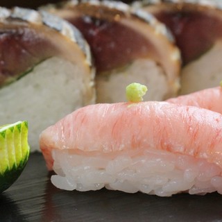 享受严选青花鱼的丰富脂肪的美味【特厚棒寿司】