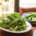 カルネジーオ ウエスト - キュウリのマリネライム風味、生春菊サラダ