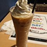 カフェ プラント - アイスキャラメルラテ生クリーム乗せ