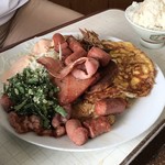 波止場食堂 - ポーク玉子のはずが…
スパムと玉子以外にソーセージ、ベーコン、とんかつ、ハンバーグと色々入ってます！
ごはんも山盛りww