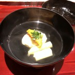 銀座 しのはら - ＊中には毛蟹の真薯、バチコ、ホワイトアスパラの椀物。 毛蟹の真薯の味わいもいいですが、バチコの旨みが加わりより美味しい汁に。