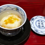 銀座 しのはら - ◆炭火焼き虎河豚白子様の蒸し鮨、花山椒・・花山椒は去年よりかなりお高いというお話しでした。 一番出汁の餡がかけられています。