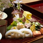 銀座 しのはら - ＊赤蒟蒻、姫胡瓜と金山寺味噌、蛍烏賊の軽い燻製、ふわふわ玉子真薯など。